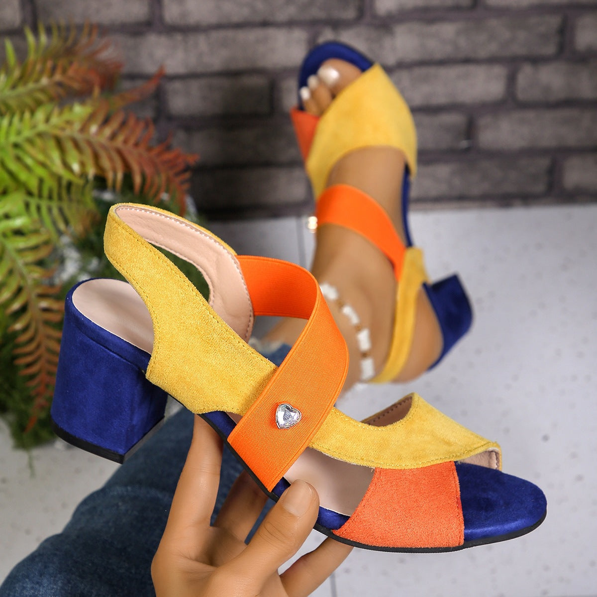 Sandales pour femmes à talon moyen en suède avec bout ouvert