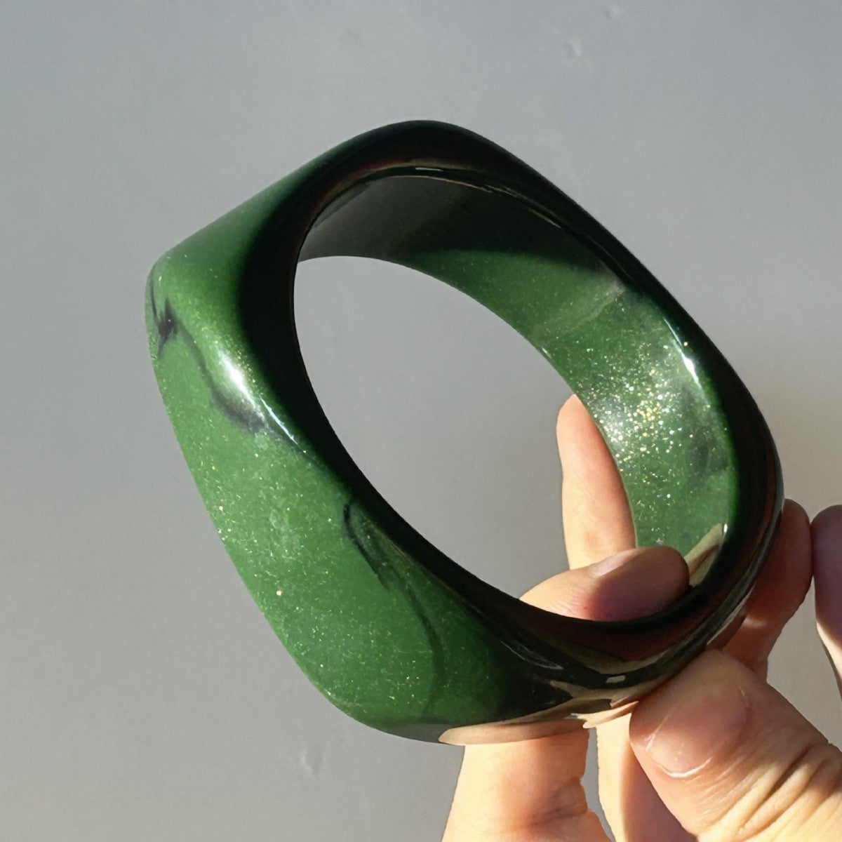 Bracelet géométrique irrégulier en résine pour femme