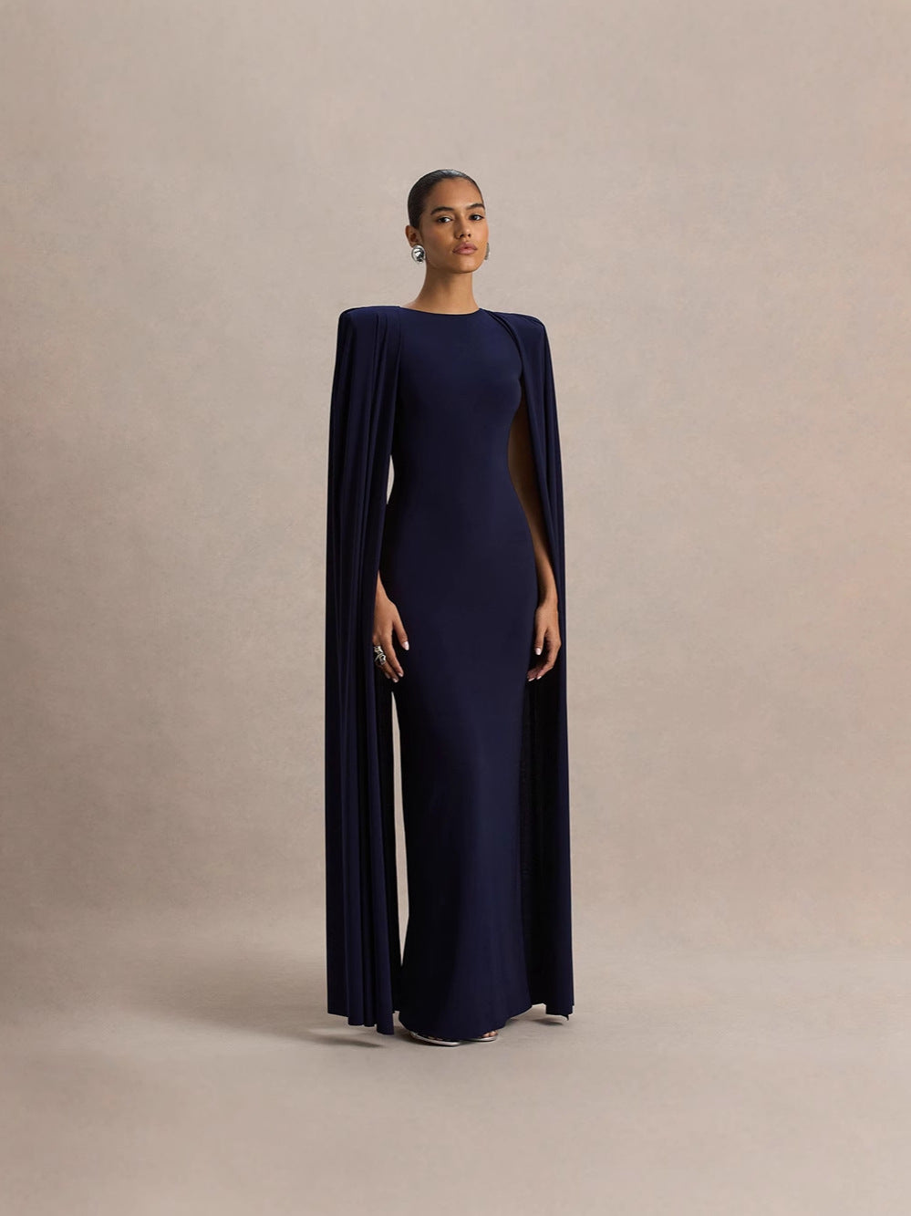 Robe longue plissée à col rond