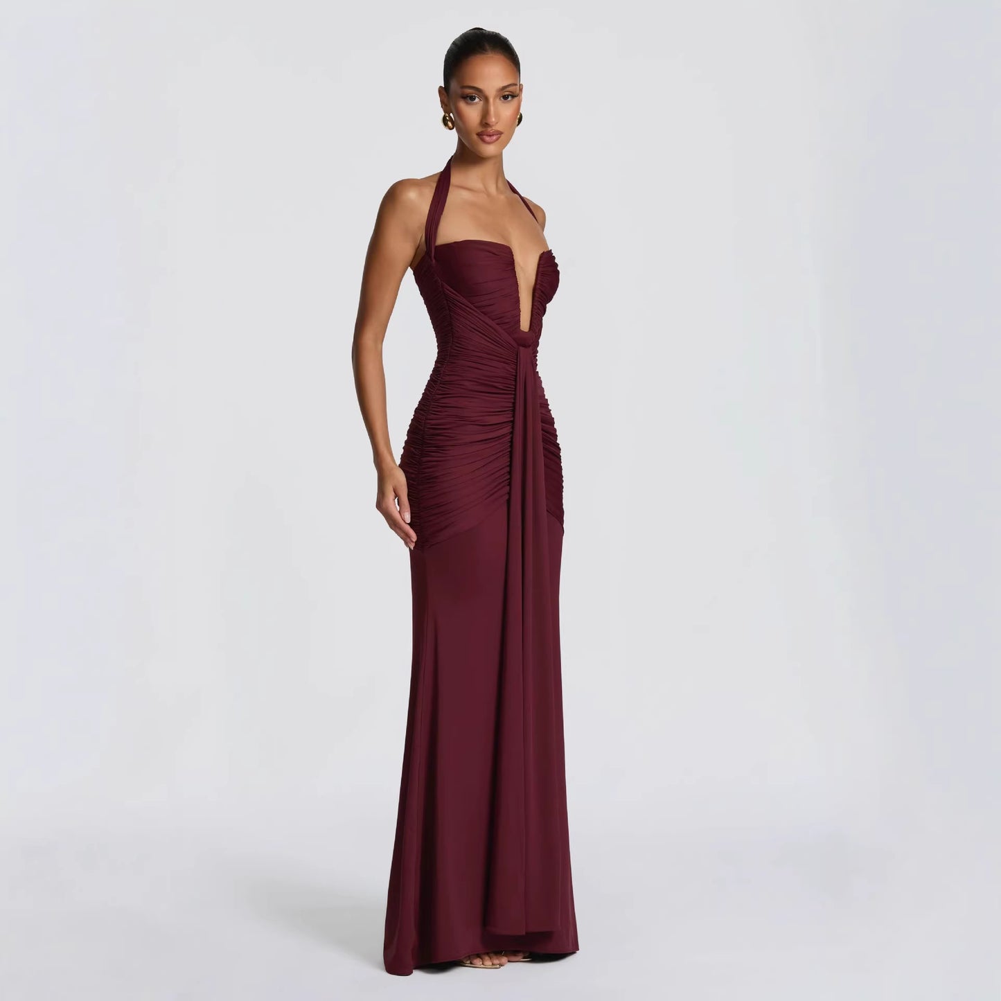 Robe moulante élégante dos nu à col halter