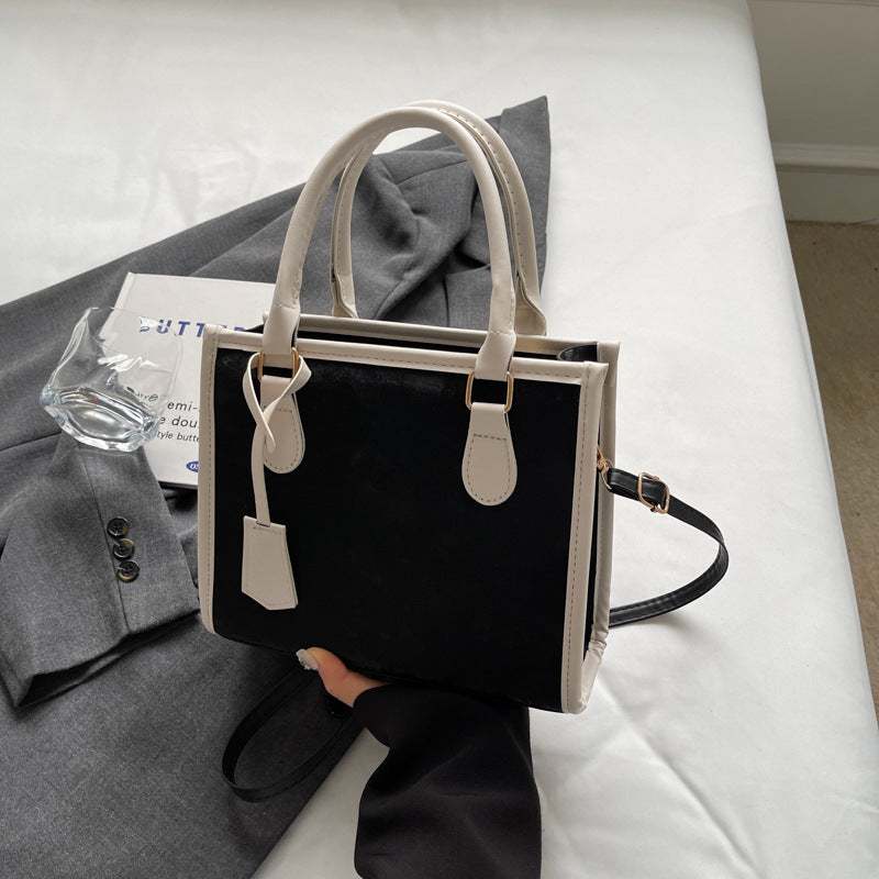 Sac à main en cuir tressé en forme de croissant