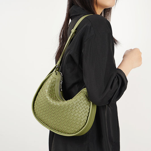 Sac a main en cuir tressa en forme de croissant