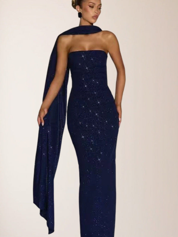 Robe moulante à paillettes et épaules dénudées