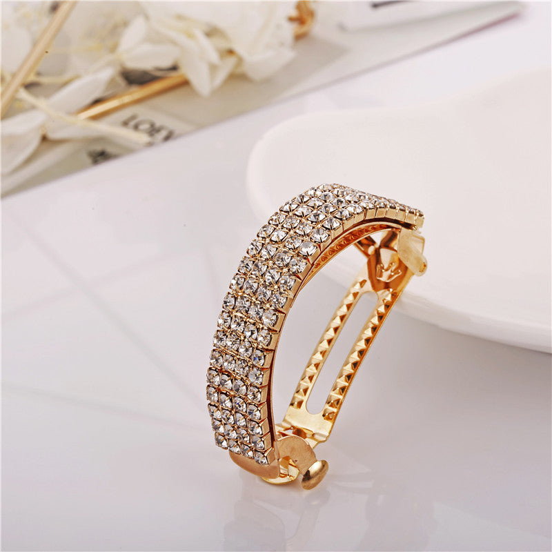 Une �pingle � cheveux incrust�e de diamants � l'arri�re de la t�te pour un look �l�gant