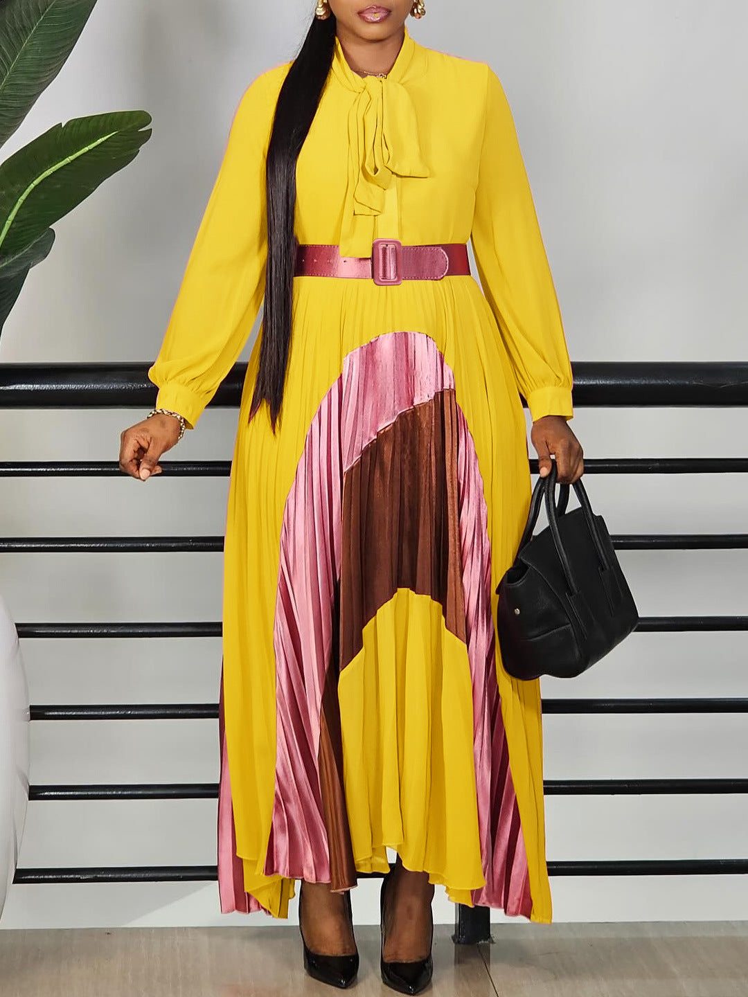 Robe plissée élégante avec ceinture