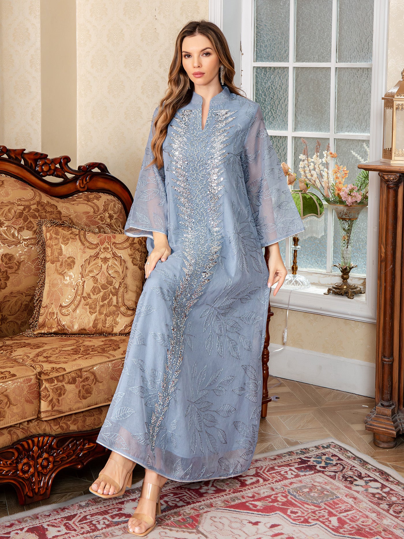 Robe longue en maille brodée avec sequins