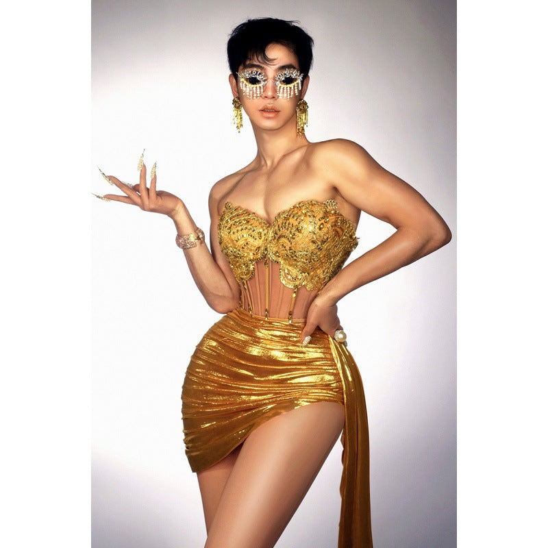 Robe courte sans bretelles avec chaîne en strass