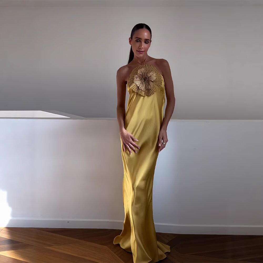 Robe à col licou avec fleurs en strass