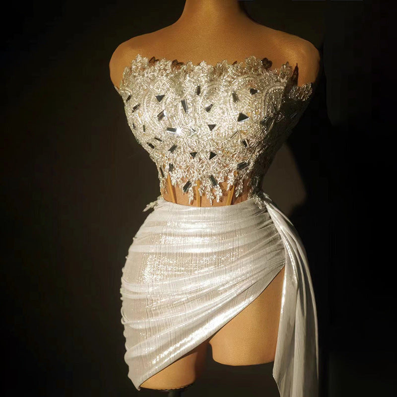 Robe courte sans bretelles avec chaîne en strass