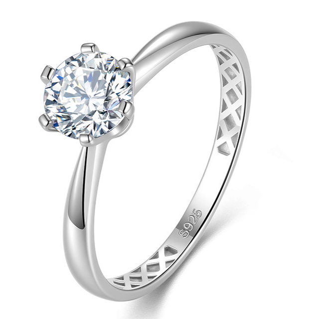 Bague en argent sterling avec moissanite à six griffes