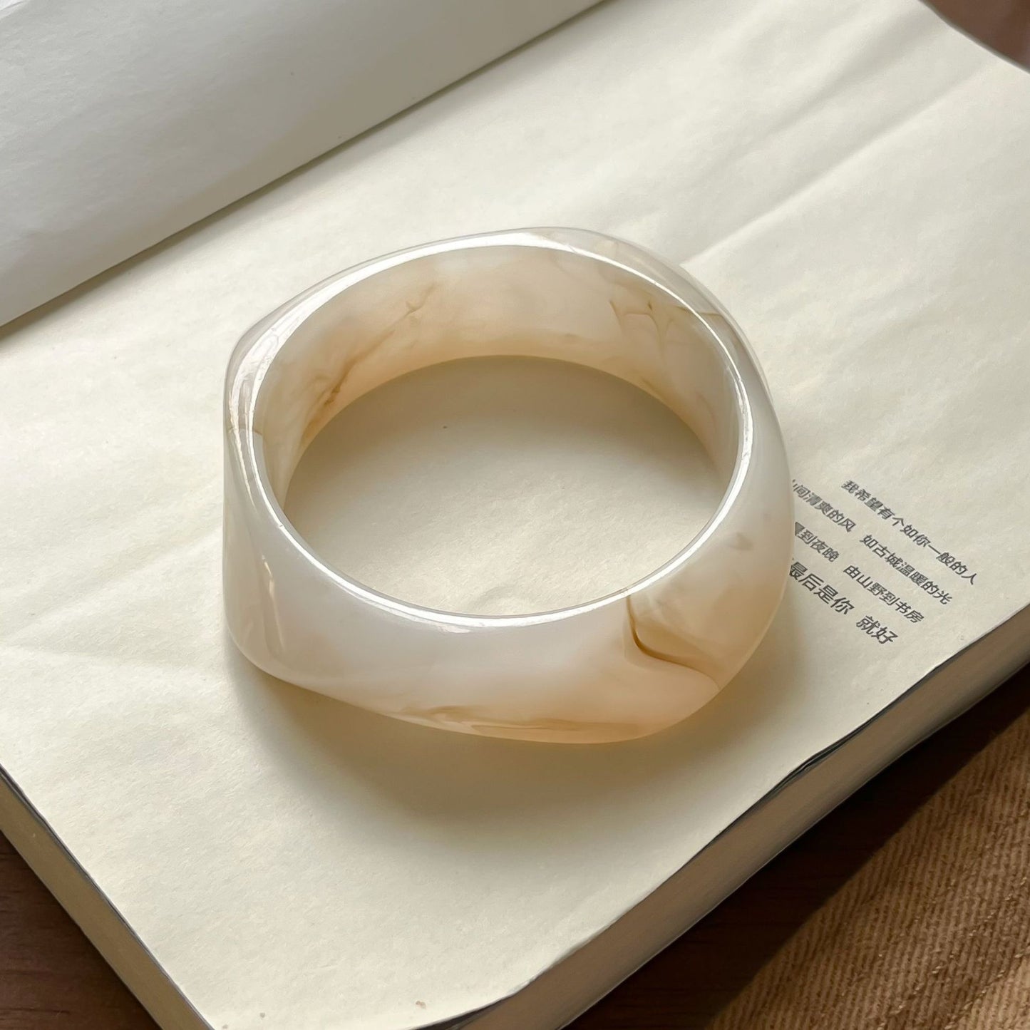 Bracelet géométrique irrégulier en résine pour femme