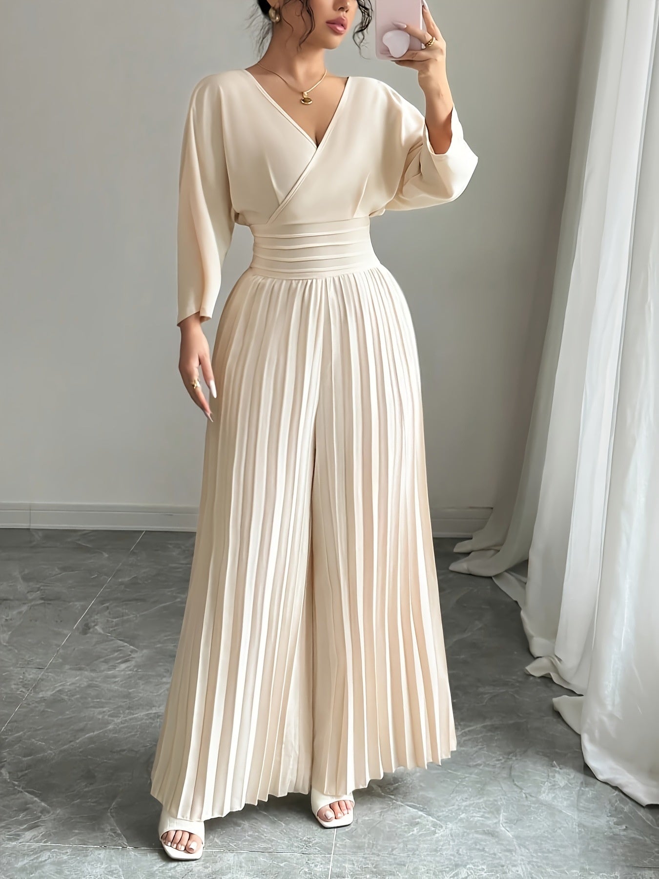 Combinaison élégante plissée à taille haute avec col en V