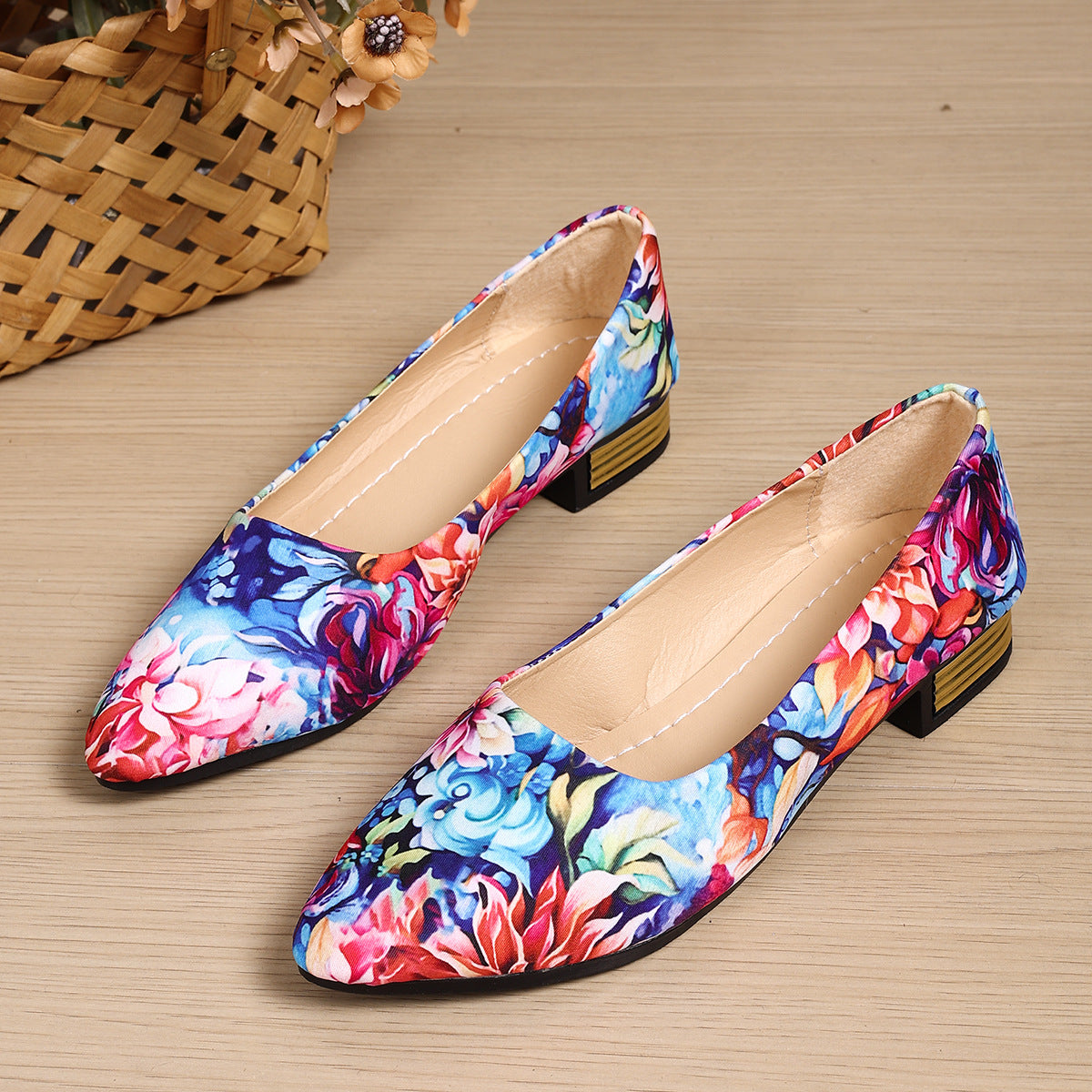 Chaussures tendance pour femmes à bout pointu et talon épais