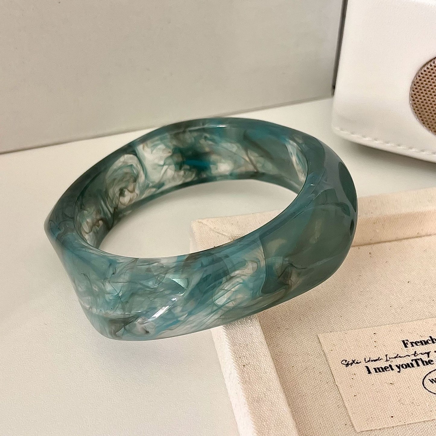 Bracelet géométrique irrégulier en résine pour femme