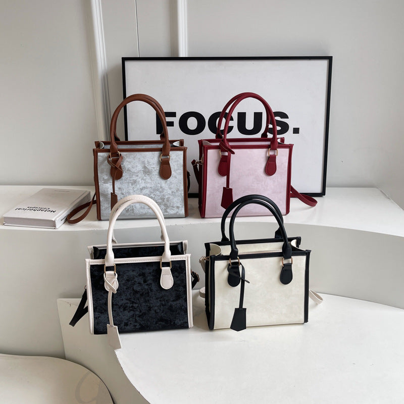 Sac à main en cuir tressé en forme de croissant