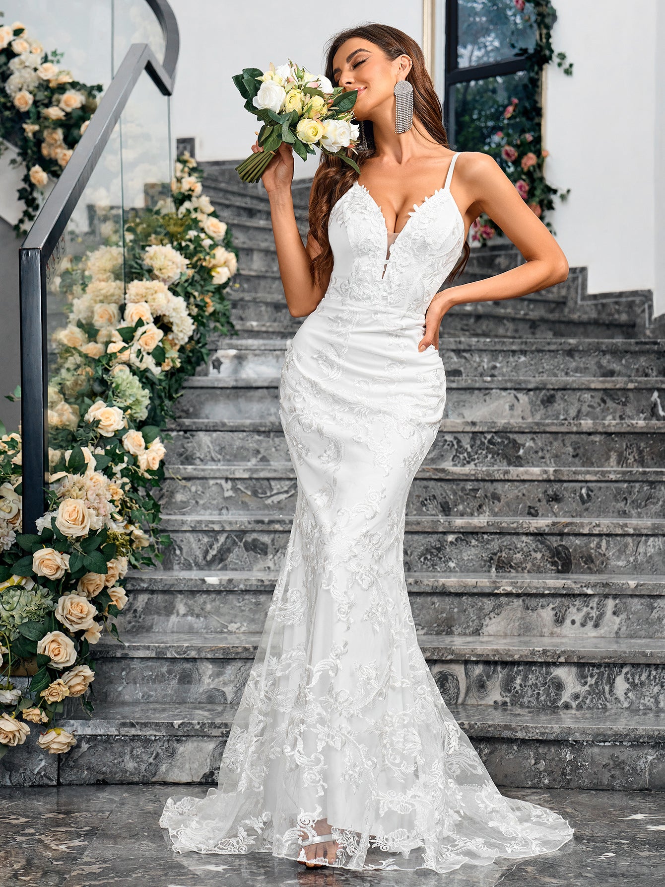 Robe Moulante en Broderie Élégante
