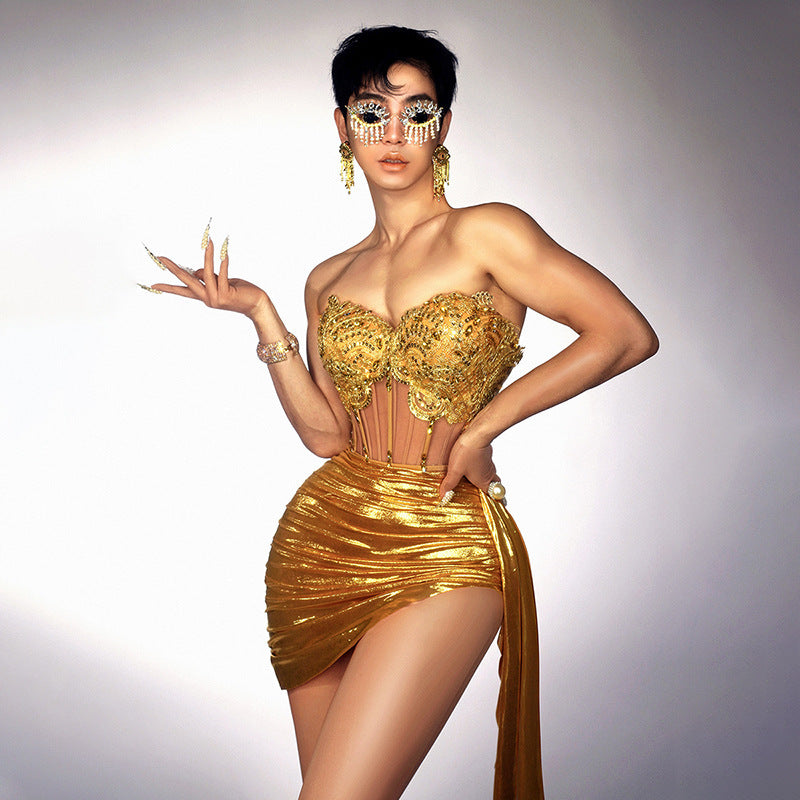 Robe courte sans bretelles avec chaîne en strass
