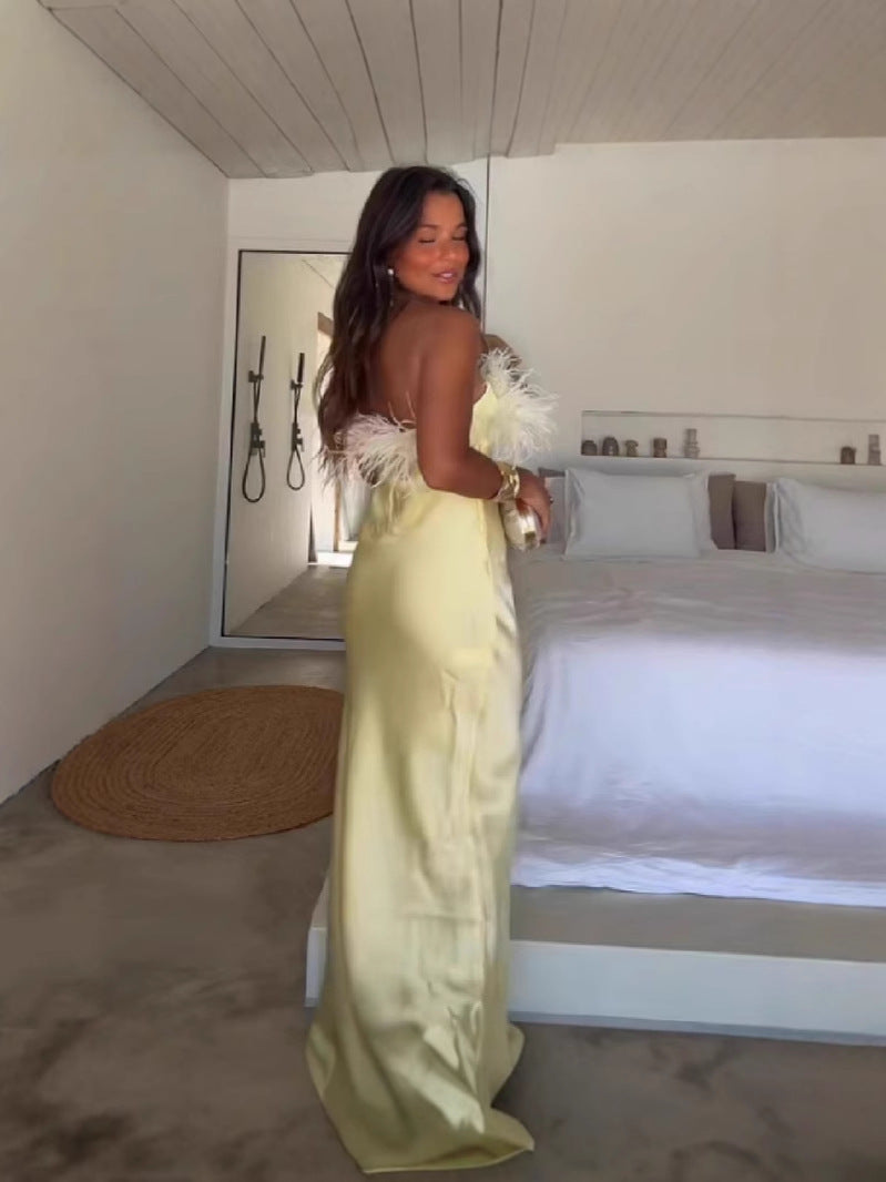 Robe de soirée élégante sans bretelles avec plumes cousues