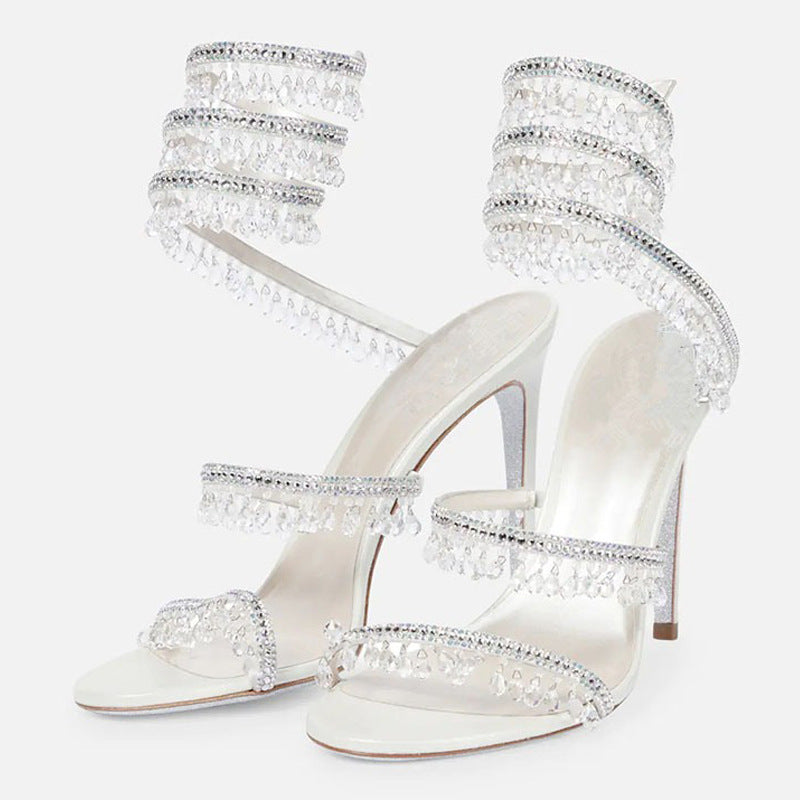 des chaussures à brides et bout ouvert pour défiler sur le podium