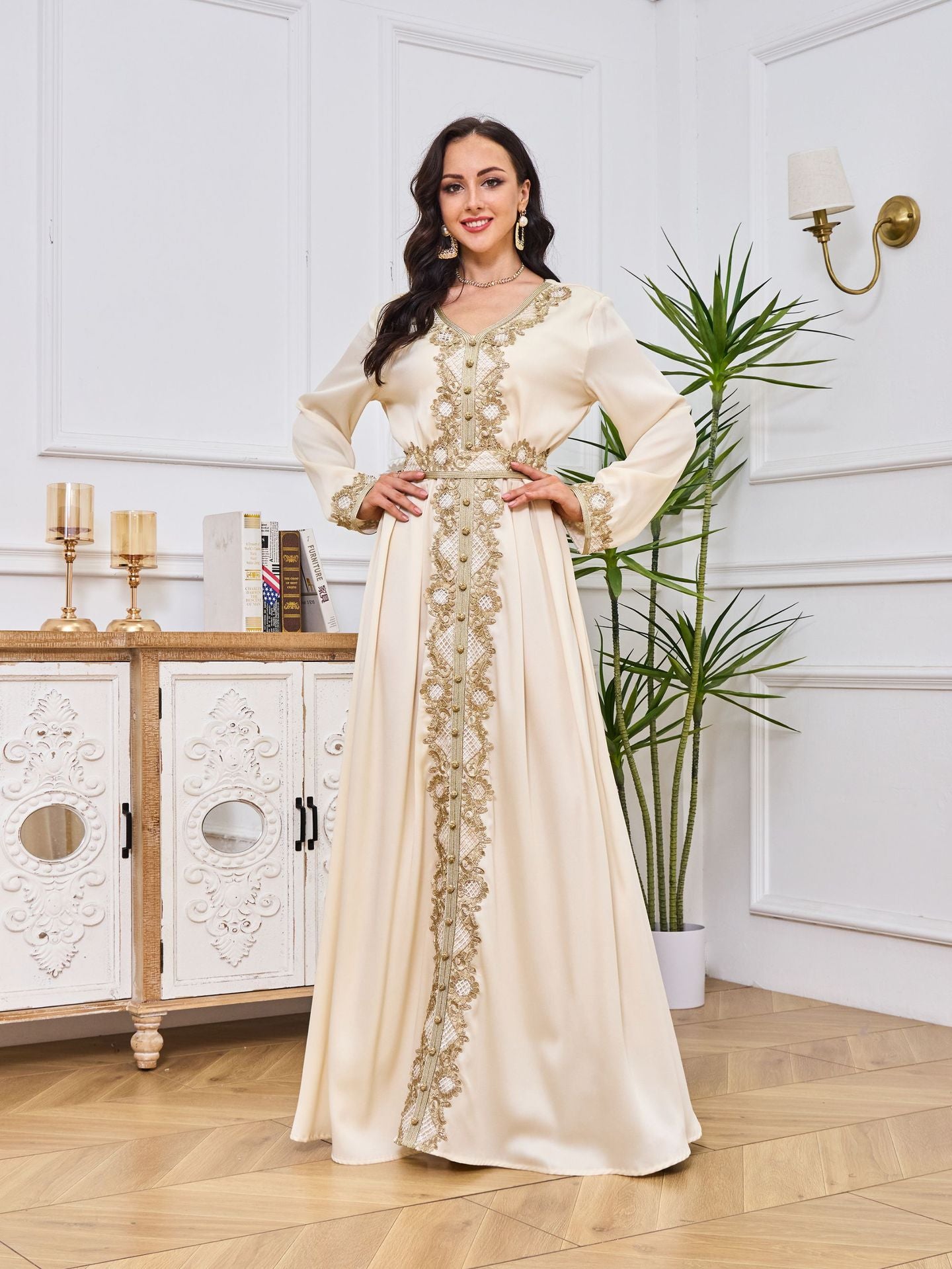 Robe abaya brodée à manches longues et ourlet à volants