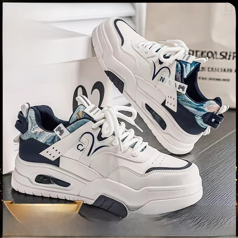 Petites chaussures blanches à semelle épaisse
