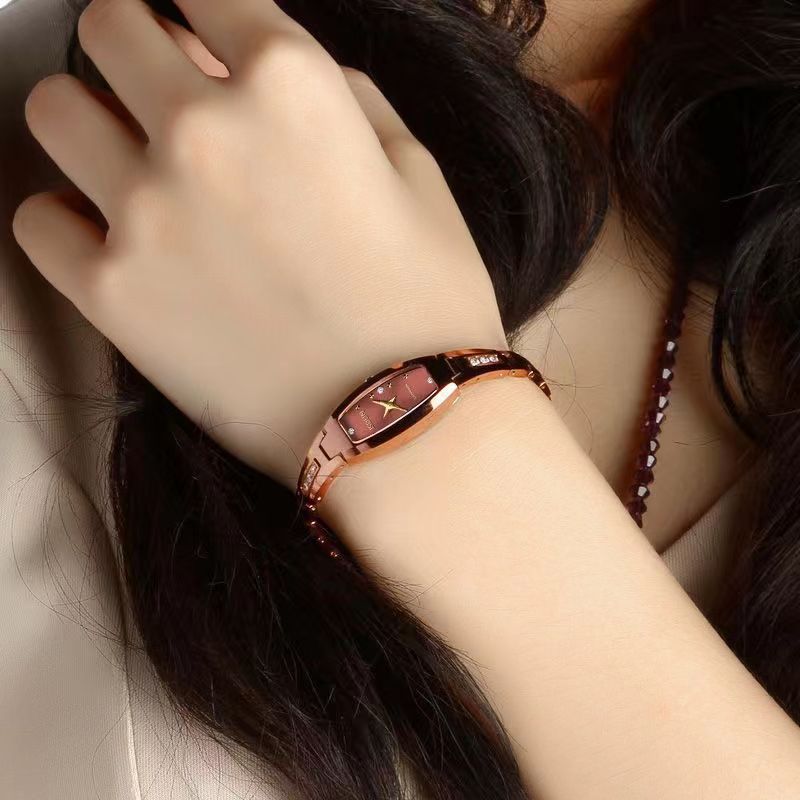 Montre pour dames ovale avec un petit cadran