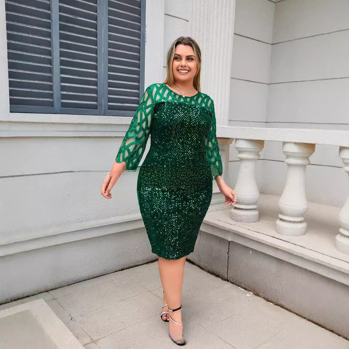 Habit :Robe élégante à sequins et empiècements en résille