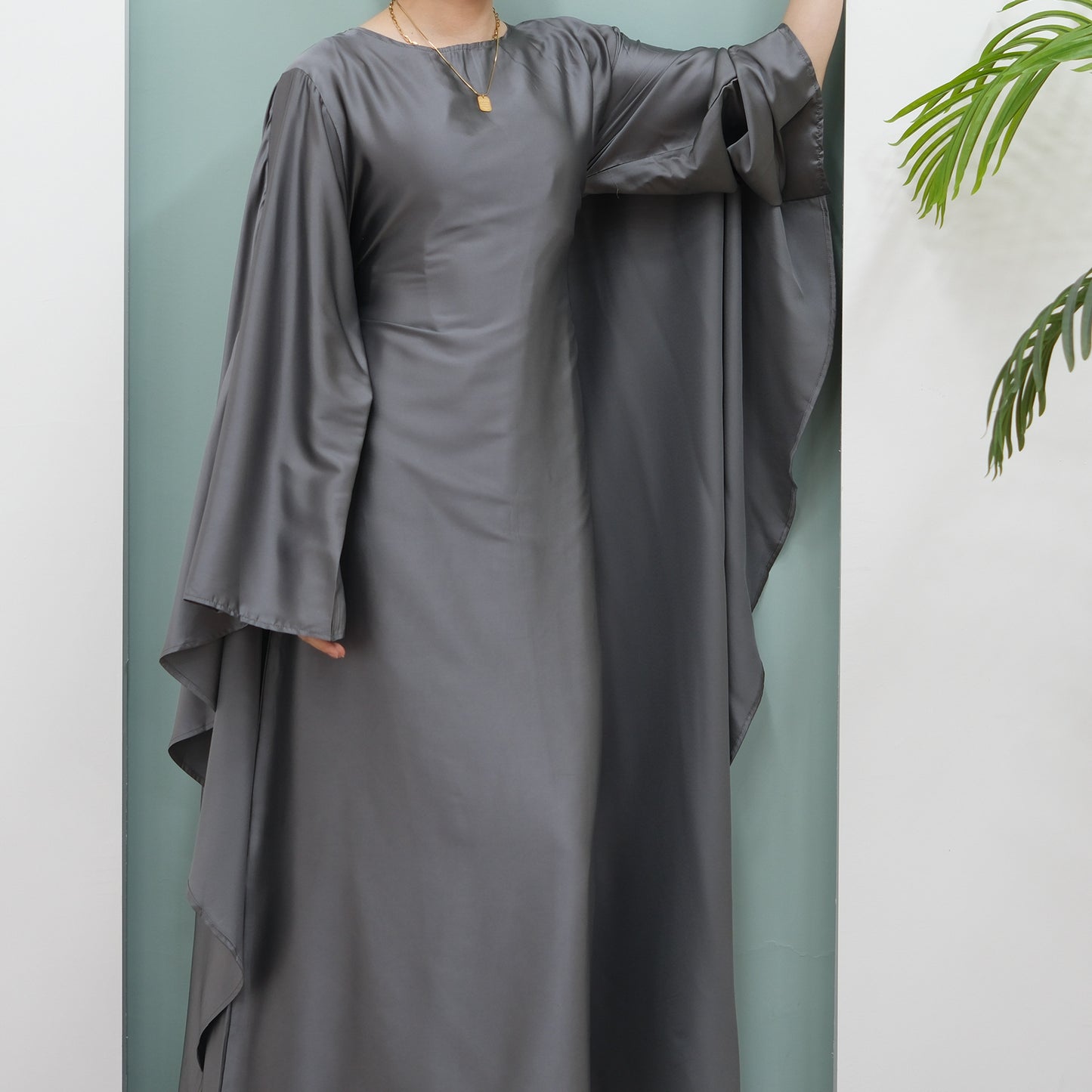 Robe longue en satin avec ceinture intégrée