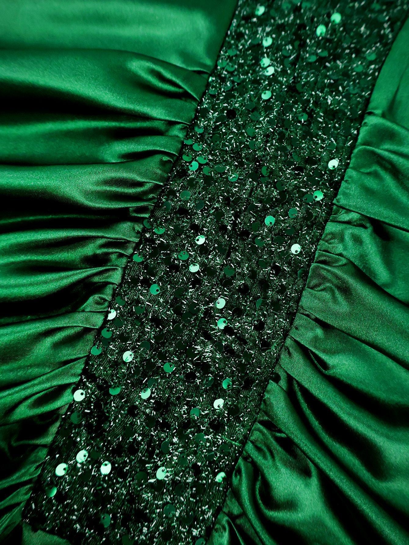 Habit:Robe de soirée à col en V et manches chauve-souris à sequins