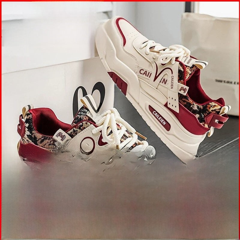 Petites chaussures blanches à semelle épaisse