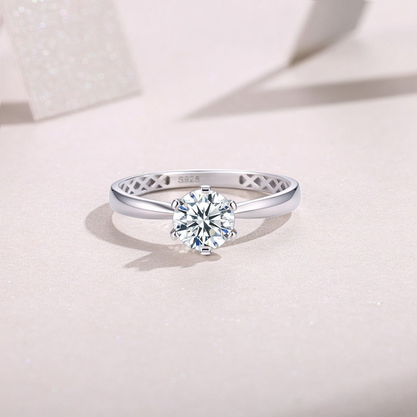 Bague en argent sterling avec moissanite à six griffes