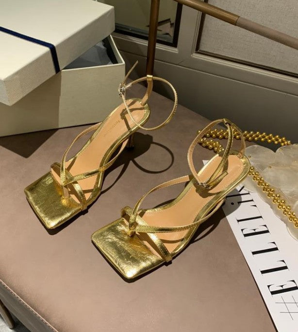 Chaussures :sandales à bout carré tendance