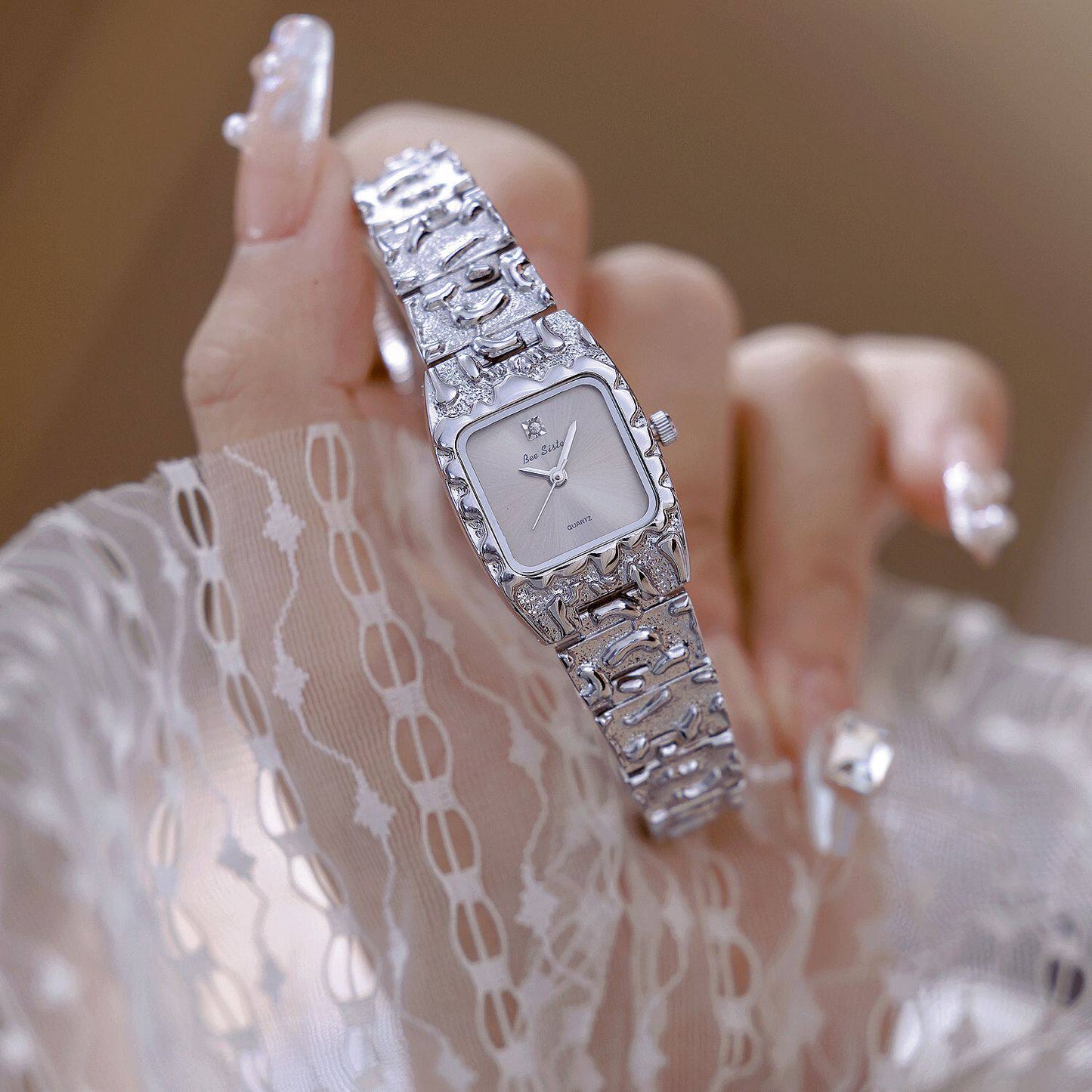Montre quartz vintage pour femmes avec bracelet en alliage