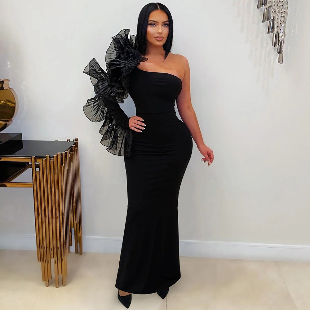 Robe maxi plissée à épaules asymétriques