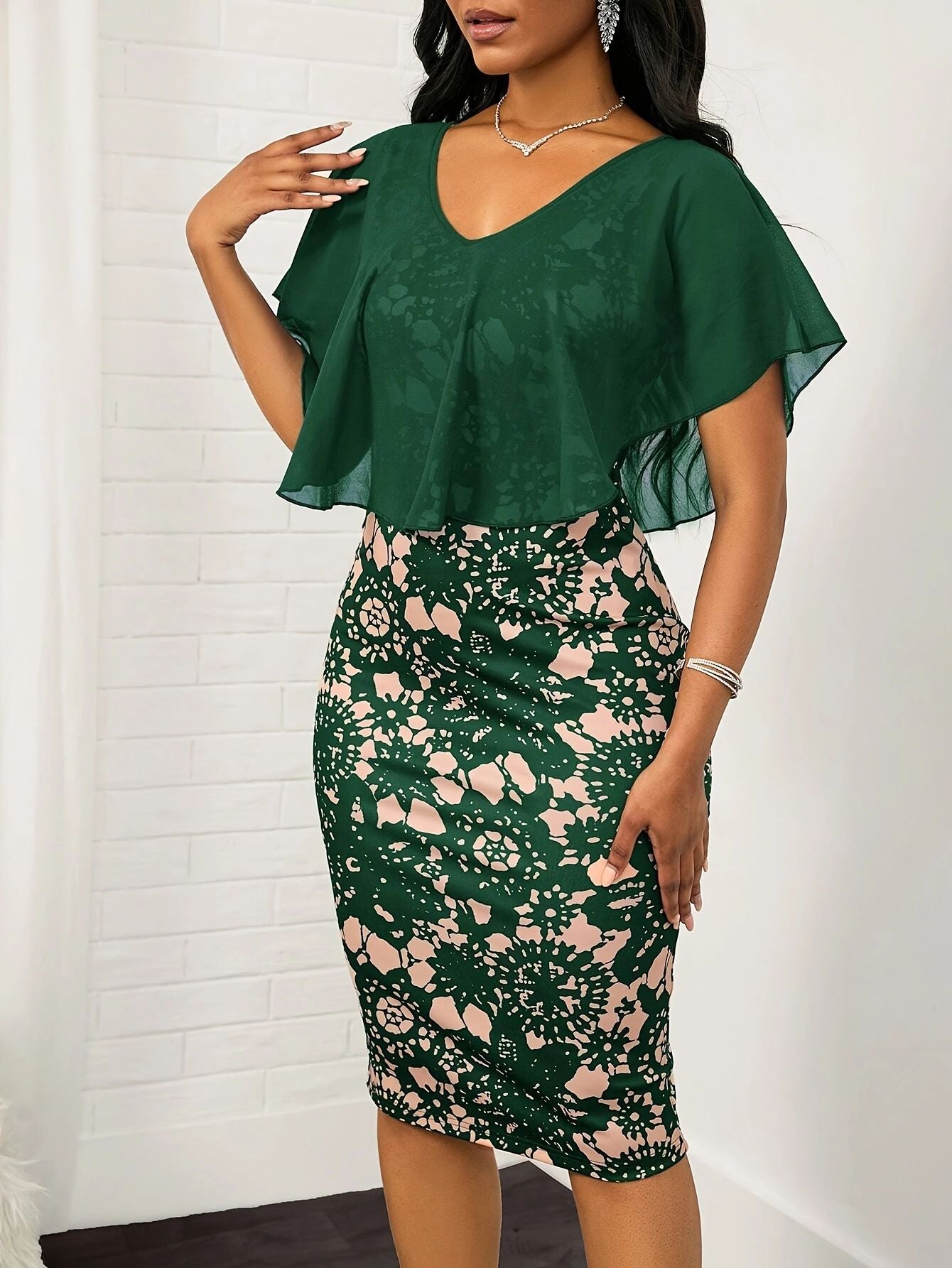 Robe en chiffon à imprimé floral avec col en V et fente au dos