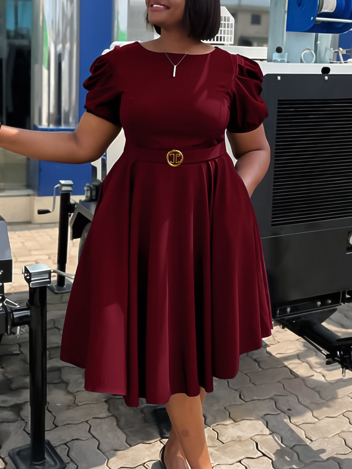 Robe élégante trapèze à manches bouffantes avec ceinture