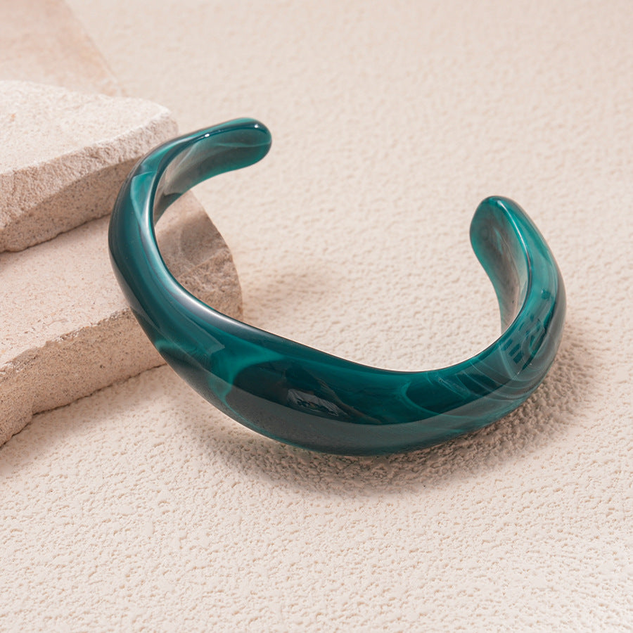 Bracelet ouvert en résine à motif vagues irrégulières