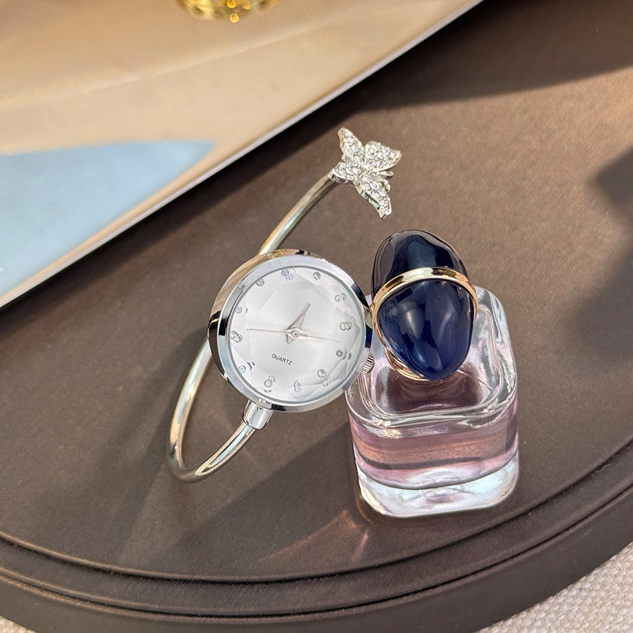 Montre en quartz à bracelet ouvert avec incrustation de diamants