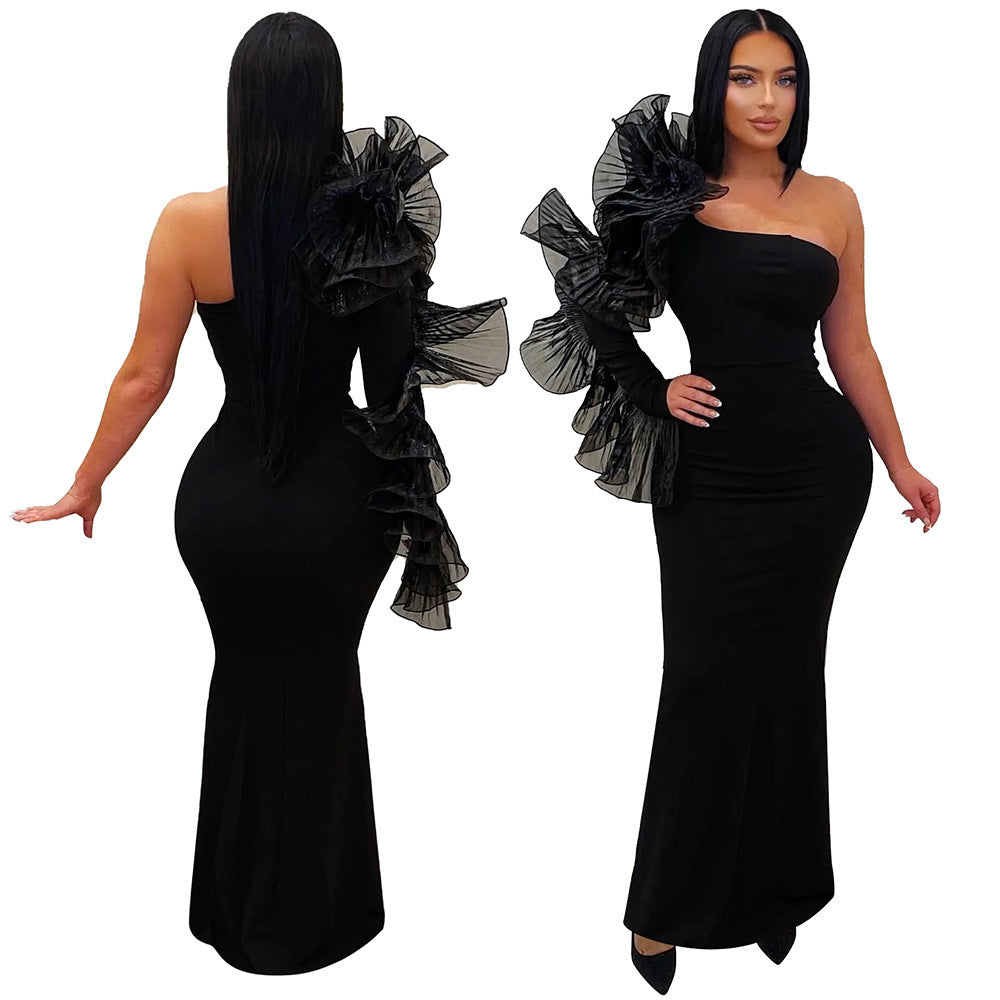 Robe maxi plissée à épaules asymétriques