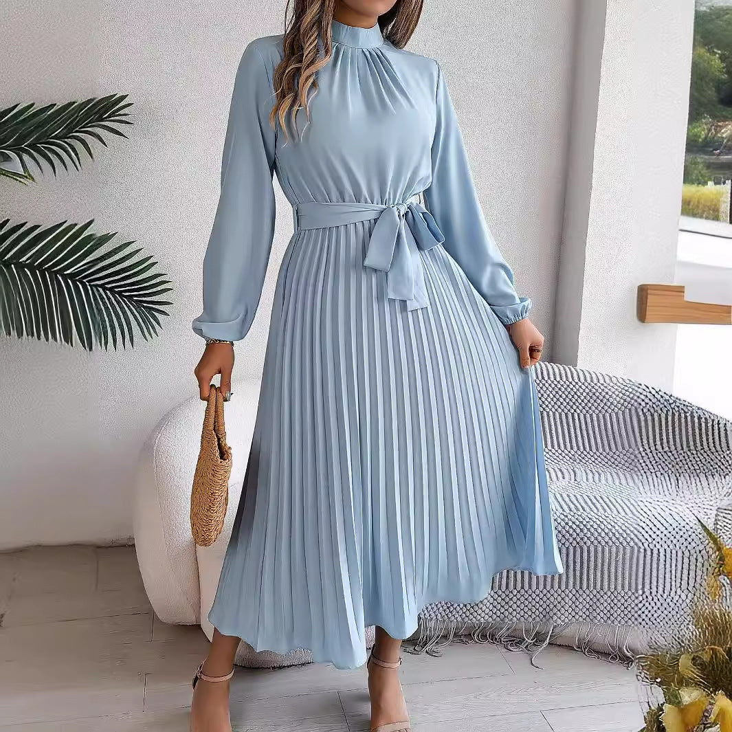 Robe longue plissée élégante à col montant