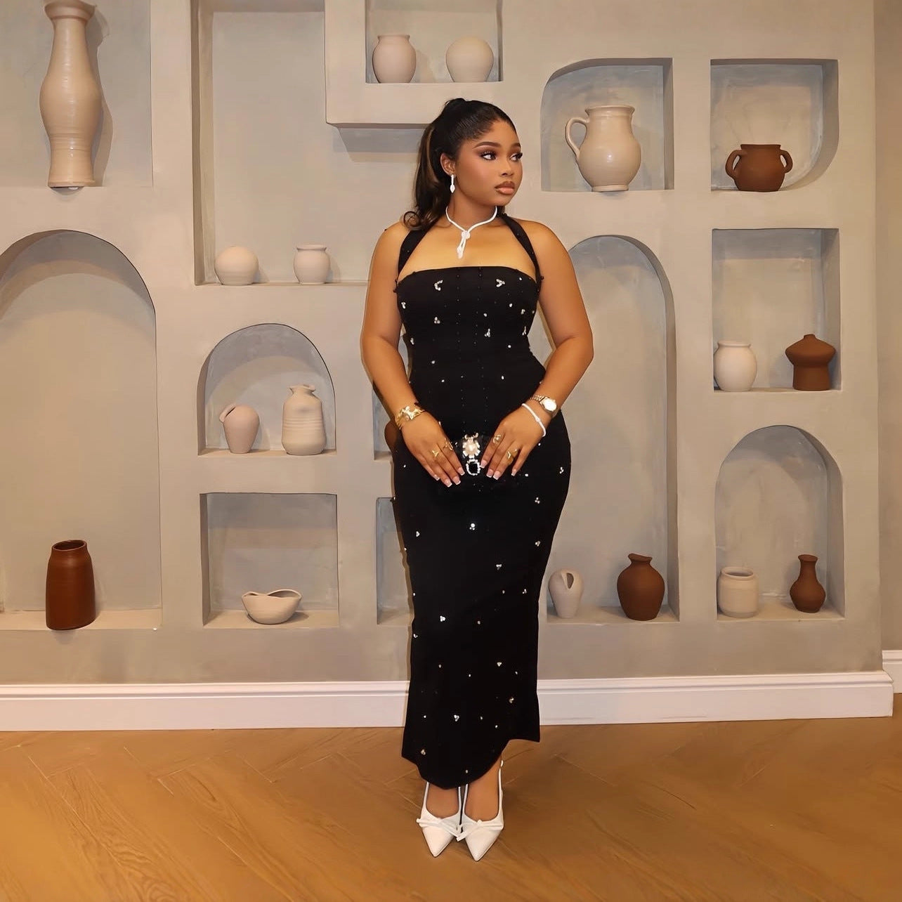 Habit :Robe dos nu ornée de perles et de diamants