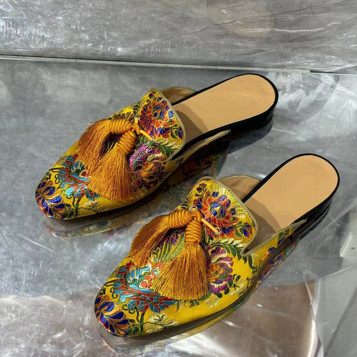 Chaussons pour hommes à pampilles avec broderie et doublure en peau de mouton