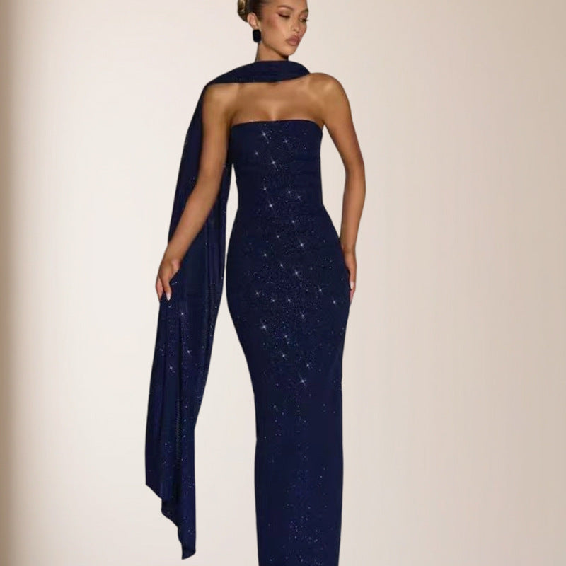 Robe moulante à paillettes et épaules dénudées