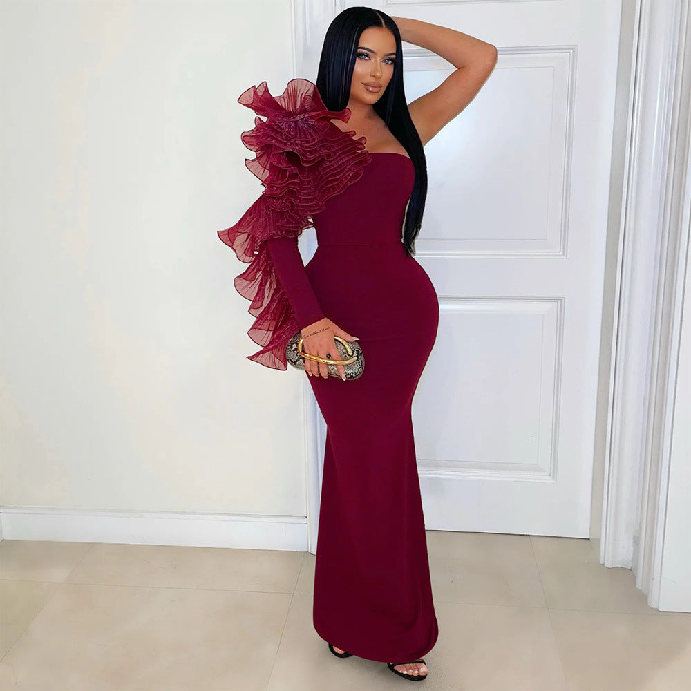 Robe maxi plissée à épaules asymétriques