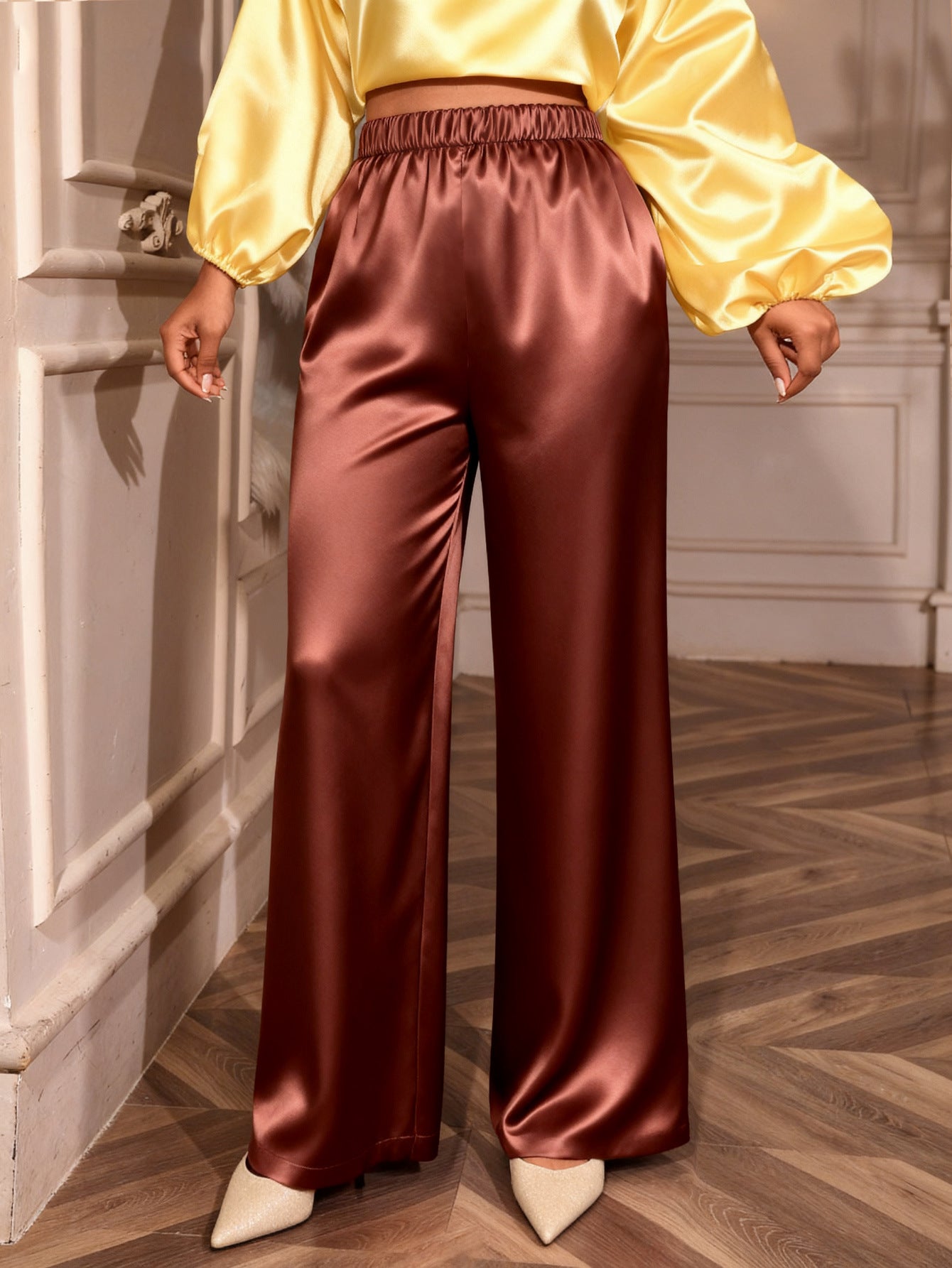 Habit :Haut à cordon de serrage associé à un pantalon décontracté à jambes larges