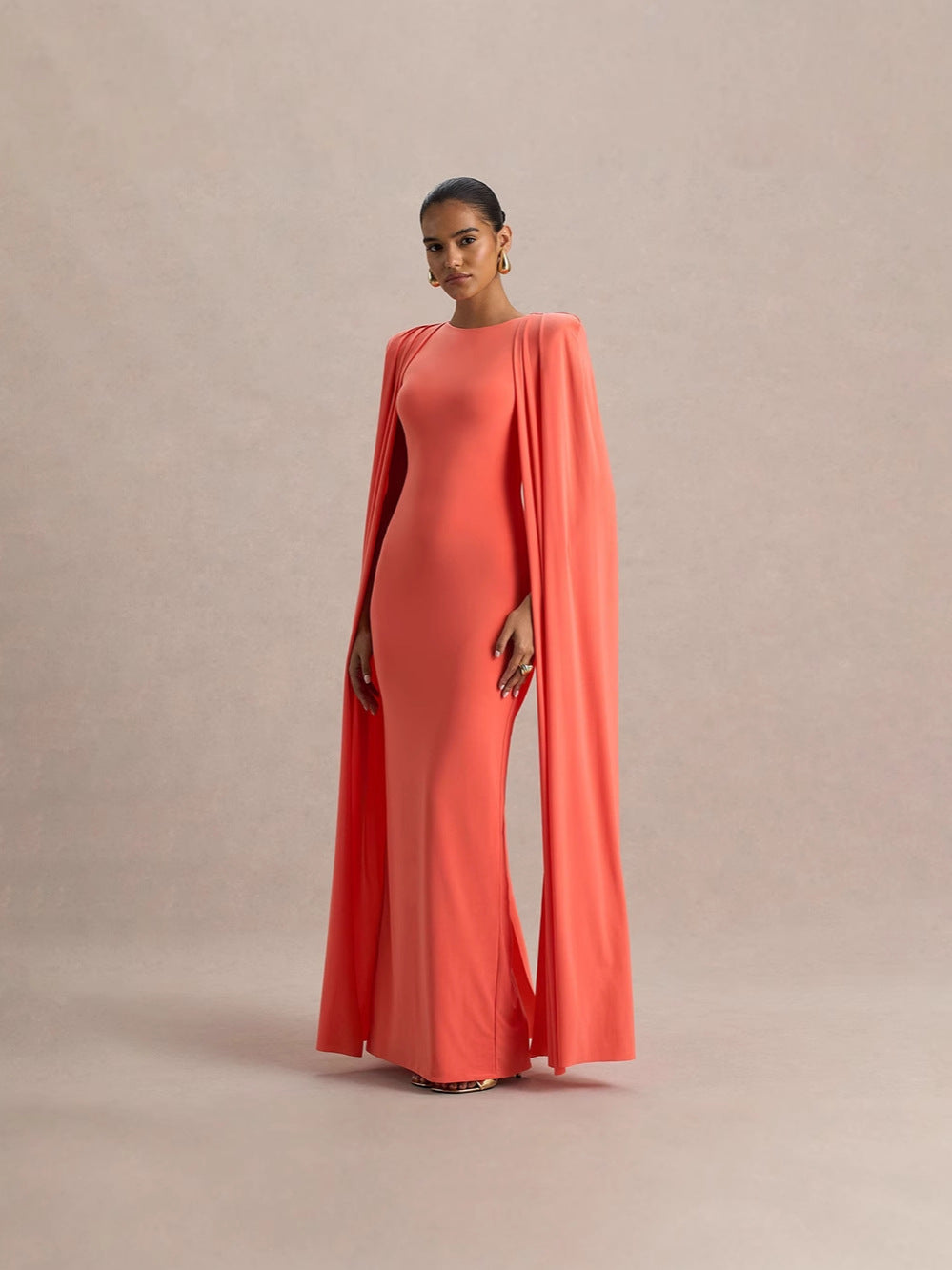 Robe longue plissée à col rond