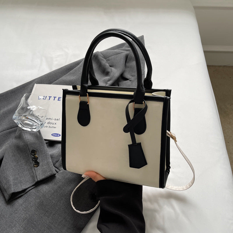 Sac à main en cuir tressé en forme de croissant