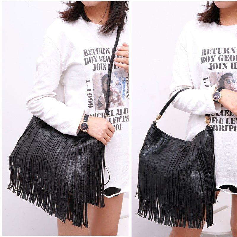 Sac bandoulière en cuir souple à double pompon