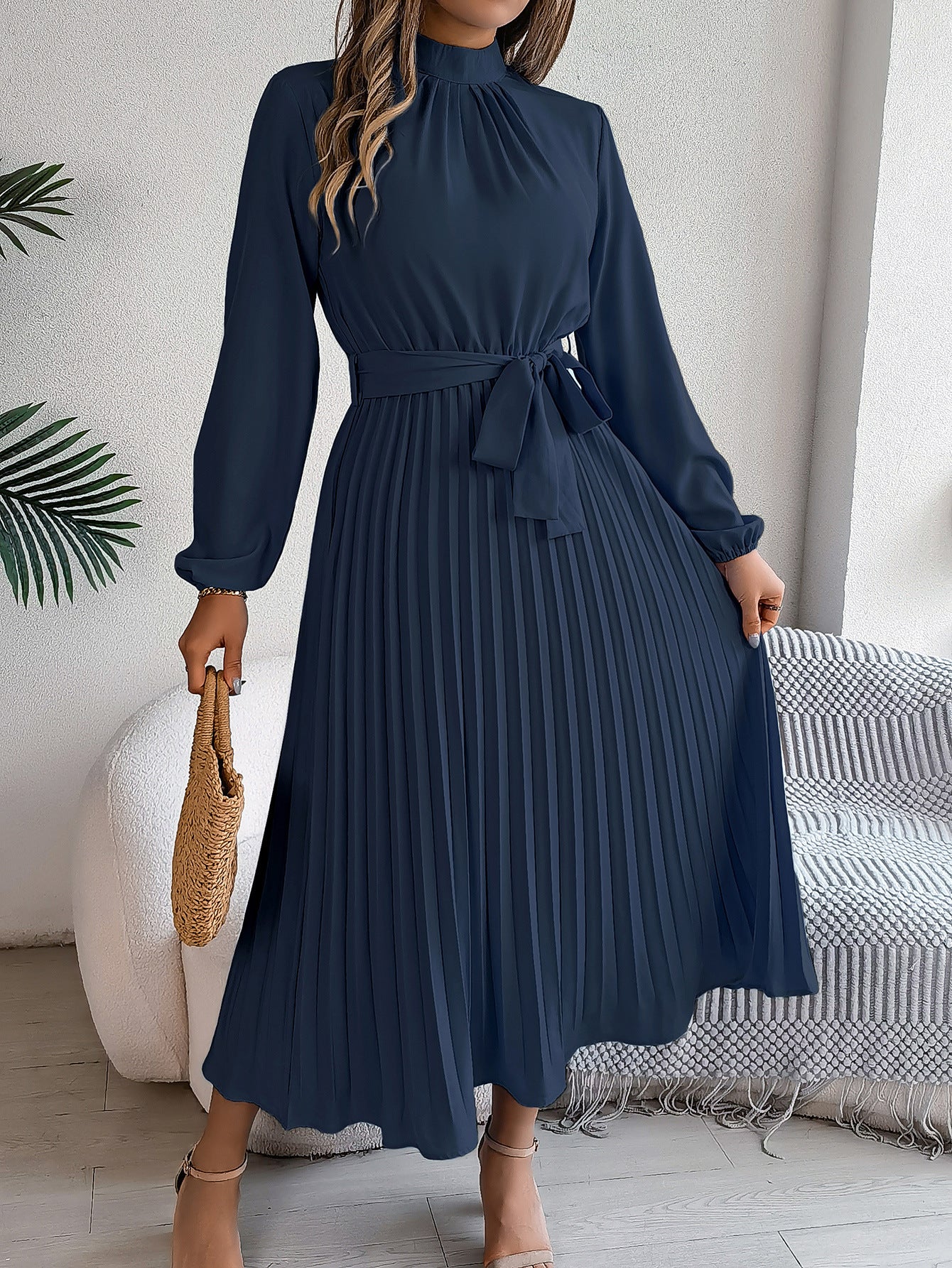 Robe longue plissée élégante à col montant