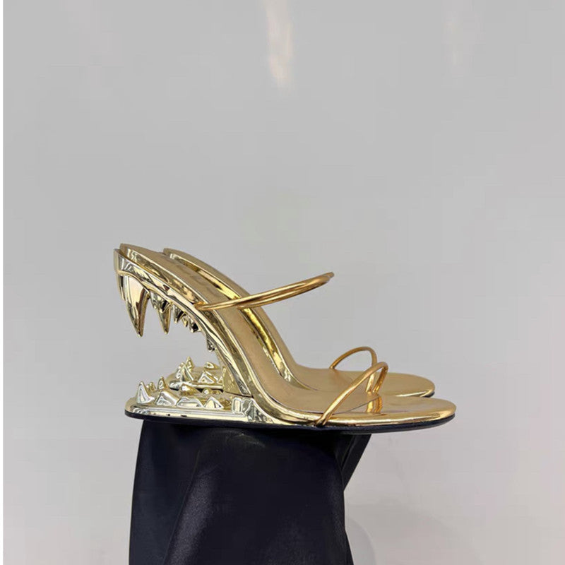 Sandales à talons en métal avec fang creux